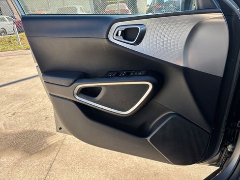 Used 2025 Kia Soul LX w/ LX Technology Package image 18