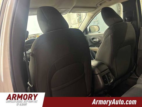 Used 2017 Jeep Cherokee Latitude image 25