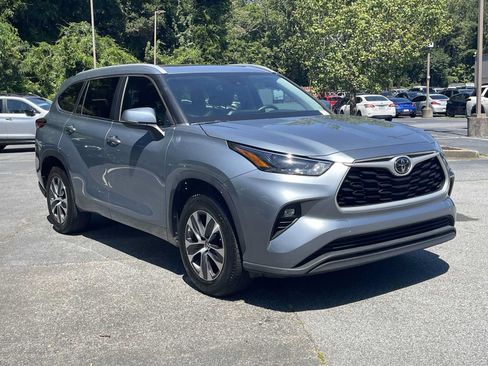Used 2023 Toyota Highlander XLE FWD image 5