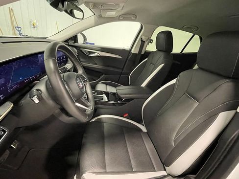 Used 2025 Buick Envision Sport Touring image 3