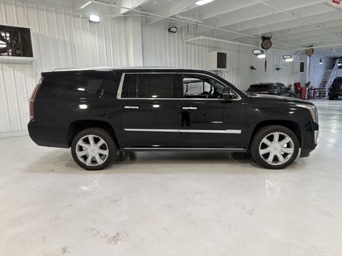 Used 2019 Cadillac Escalade ESV Premium Luxury image 6