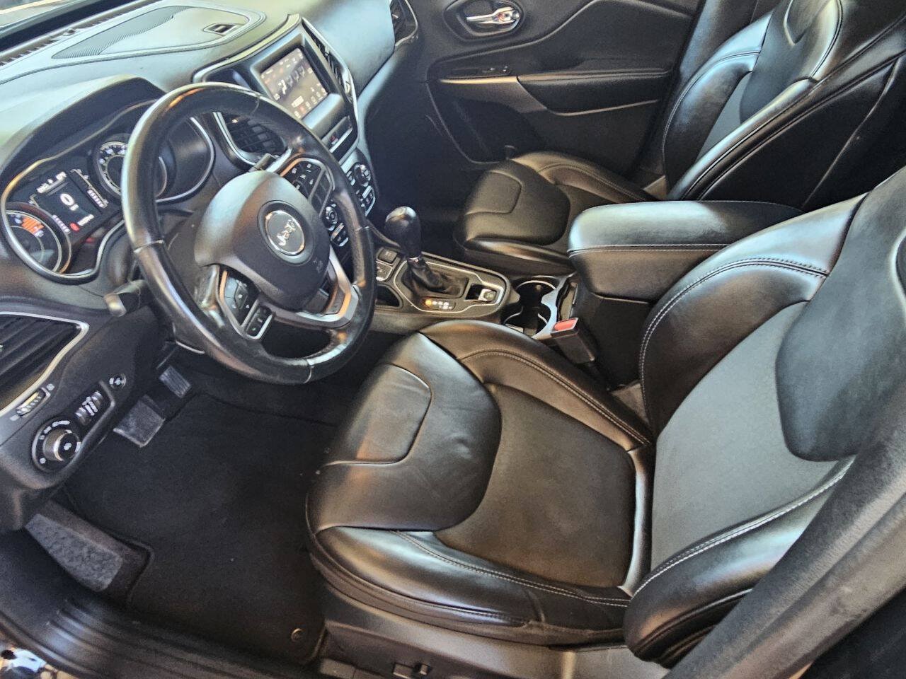 Used 2019 Jeep Cherokee Latitude Plus w/ Comfort/Convenience Group FWD image 8