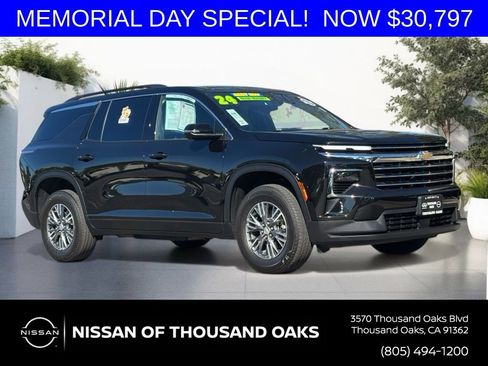 Used 2024 Chevrolet Traverse LT w/ Trailering Package FWD image 1