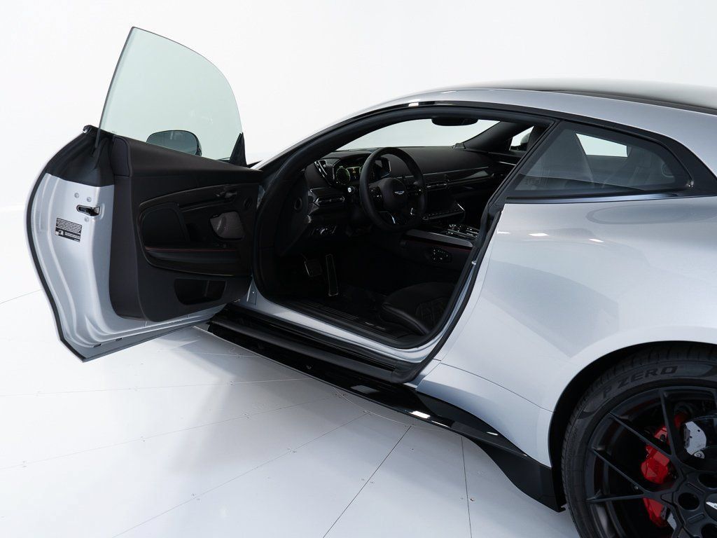 Used 2025 Aston Martin Vanquish RWD image 10