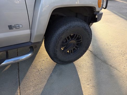 Used 2006 HUMMER H3 Luxury image 12