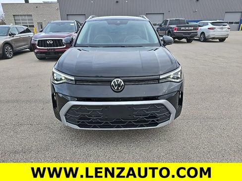 Used 2025 Volkswagen Taos SE image 2
