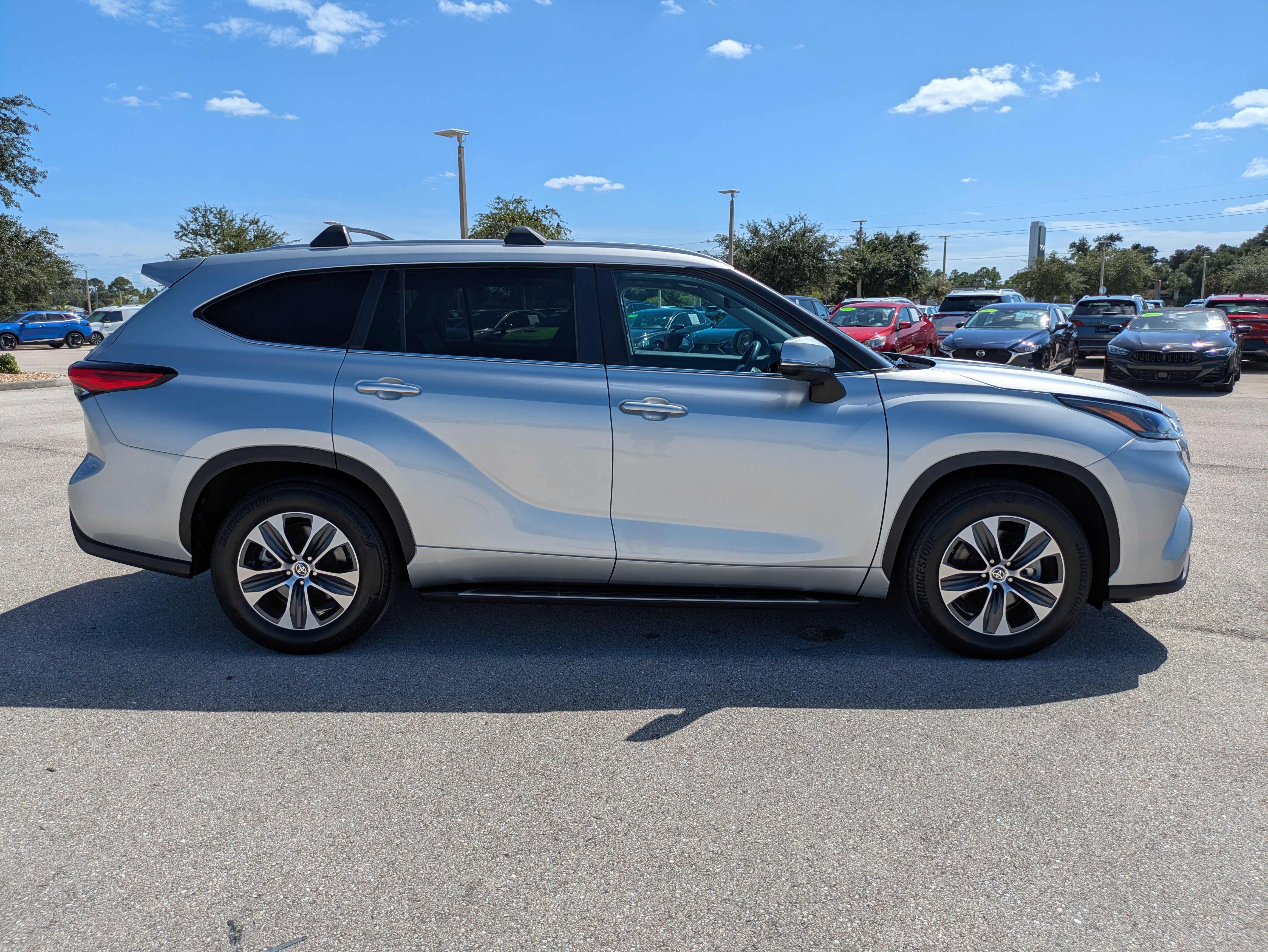 Used 2023 Toyota Highlander XLE FWD image 3