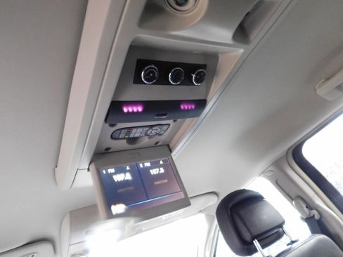 Used 2016 Chrysler Town & Country Touring image 13