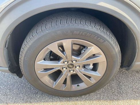 Used 2024 Ford Explorer XLT w/ Equipment Group 202A RWD image 4