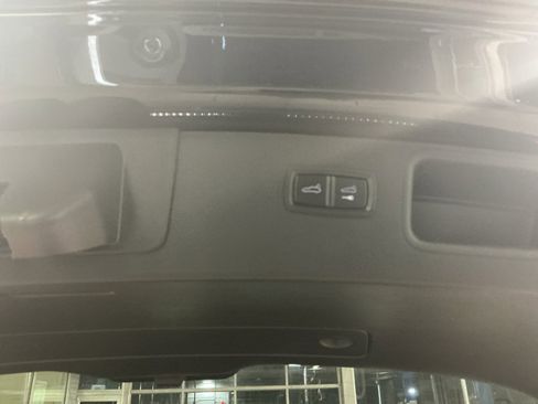 Used 2020 Porsche Macan Turbo image 16