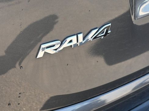 Used 2018 Toyota RAV4 LE image 8