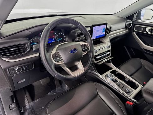 Used 2022 Ford Explorer XLT w/ Equipment Group 202A image 9