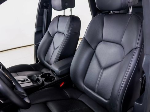 Certified 2025 Porsche Macan AWD/4WD image 7