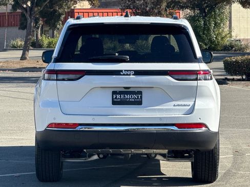 Used 2025 Jeep Grand Cherokee Laredo X RWD image 4