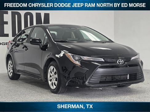 Used 2025 Toyota Corolla LE image 2