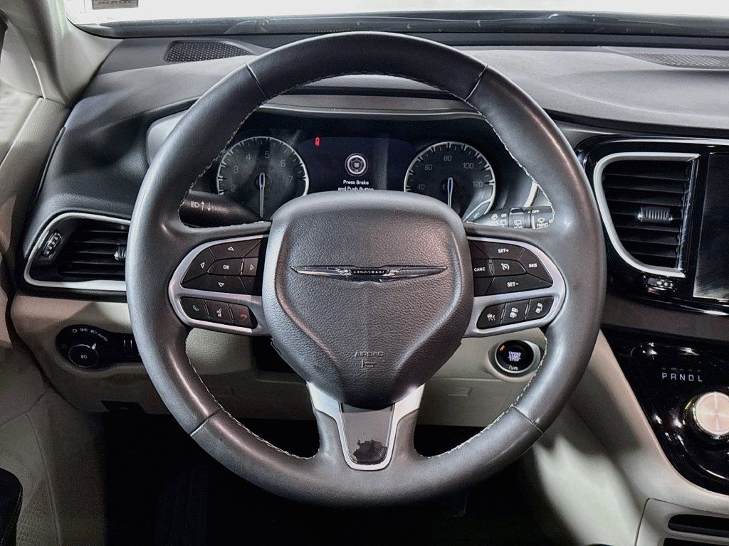 Used 2023 Chrysler Pacifica Touring-L FWD image 13