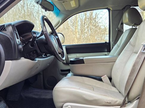 Used 2010 Chevrolet Silverado 1500 LT w/ Regional Value Package image 10
