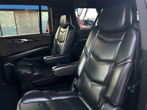 Used 2019 Cadillac Escalade ESV Platinum image 29