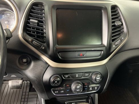 Used 2016 Jeep Cherokee Limited image 12