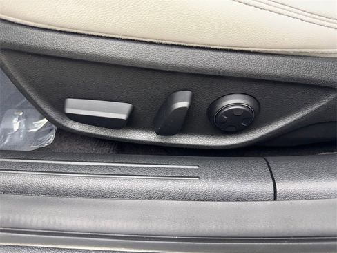 Used 2025 Genesis G70 2.5T image 31