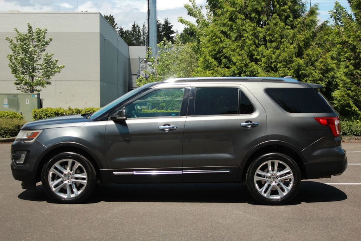 Used 2017 Ford Explorer Limited w/ Class II Trailer Tow Package AWD/4WD image 3