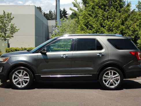 Used 2017 Ford Explorer Limited w/ Class II Trailer Tow Package AWD/4WD image 3