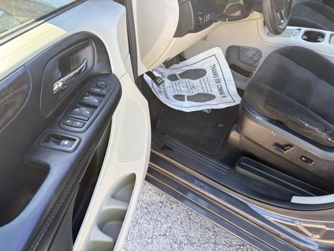 Used 2016 Dodge Grand Caravan SXT image 22