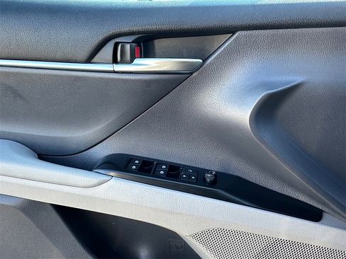 Used 2019 Toyota Camry SE image 11