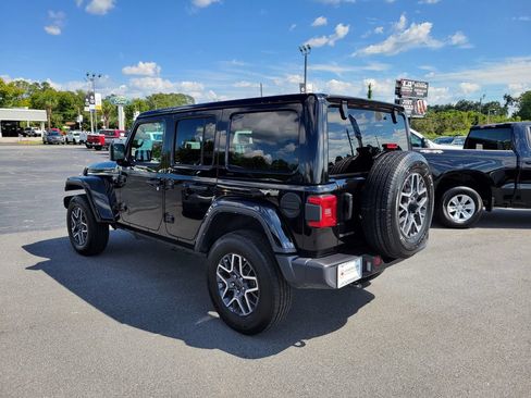 Used 2025 Jeep Wrangler Unlimited Sahara AWD/4WD image 4
