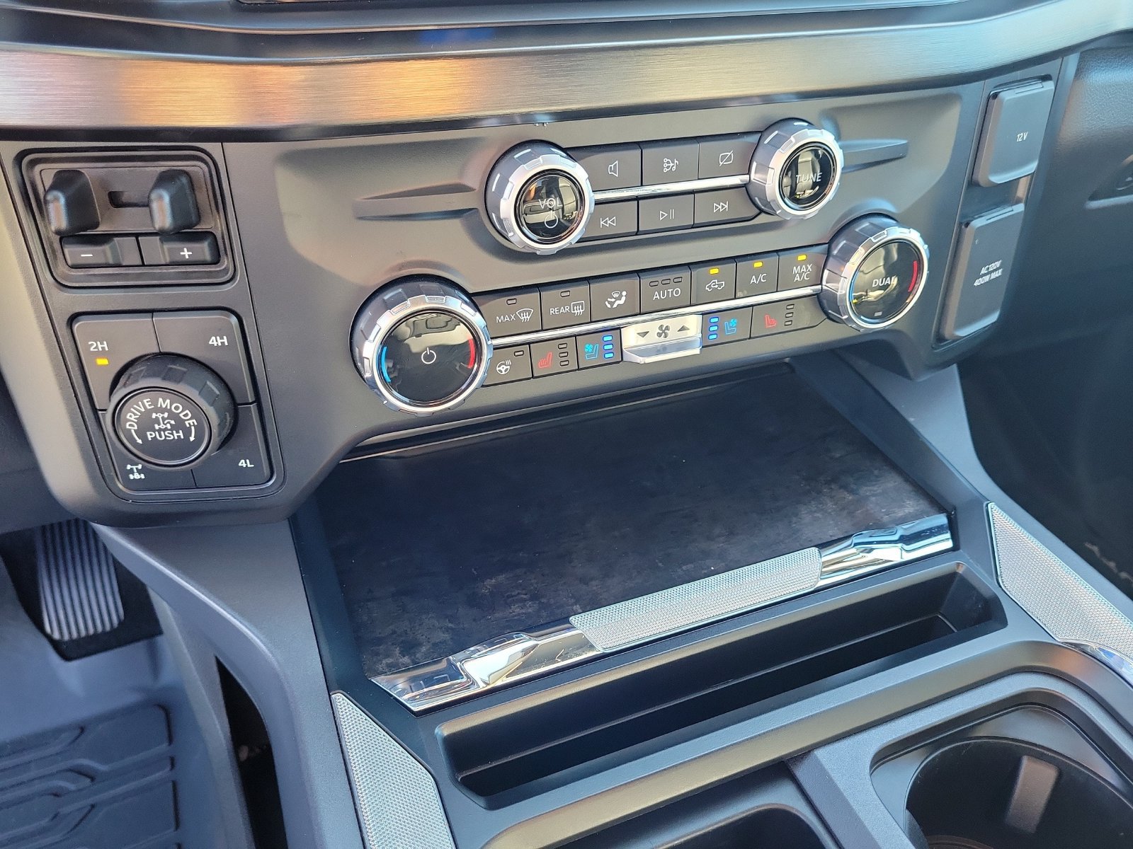Certified 2024 Ford F250 Lariat w/ Lariat Ultimate Package AWD/4WD image 25