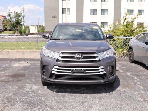 Used 2019 Toyota Highlander LE AWD/4WD image 3