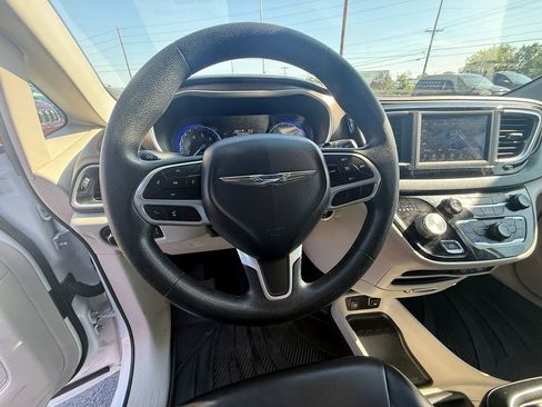 Used 2021 Chrysler Voyager Lxi image 16