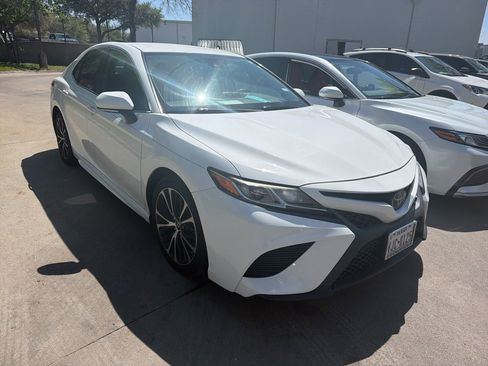 Used 2019 Toyota Camry SE w/ Convenience Package image 2