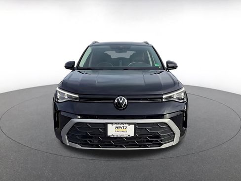 Used 2025 Volkswagen Taos SE image 4