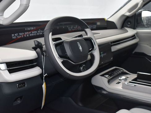 New 2025 Lincoln Navigator L Reserve image 8