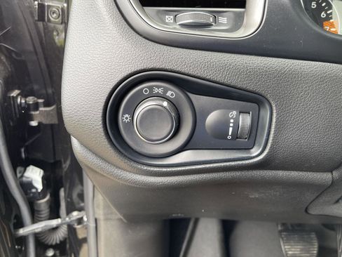 Used 2023 Jeep Renegade Latitude AWD/4WD image 14