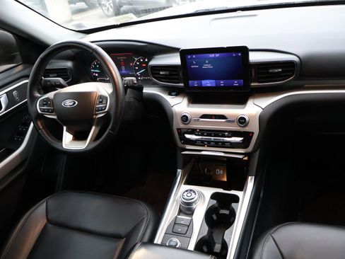 Used 2022 Ford Explorer XLT w/ Equipment Group 202A image 16