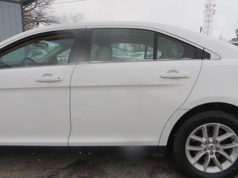 Used 2013 Ford Taurus SE image 30