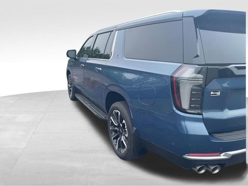 Used 2025 Chevrolet Suburban Premier AWD/4WD image 9