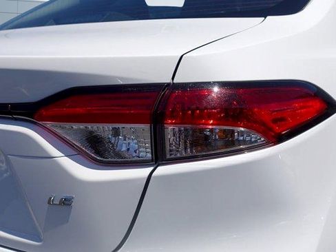 Used 2025 Toyota Corolla LE FWD image 5