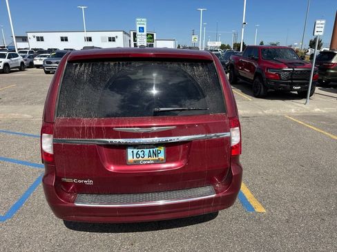 Used 2016 Chrysler Town & Country Touring FWD image 4