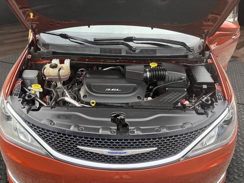 Used 2018 Chrysler Pacifica Touring-L Plus FWD image 21