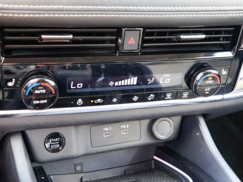 Used 2024 Nissan Rogue SL FWD image 14