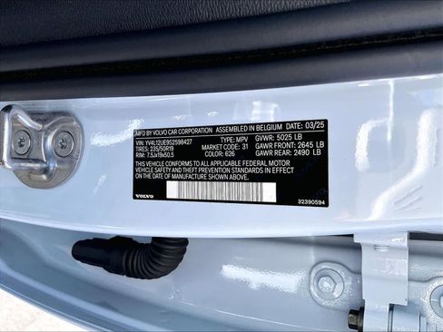 Used 2025 Volvo XC40 B5 Plus image 33