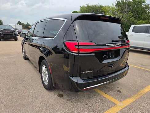 Used 2025 Chrysler Pacifica Select FWD image 7