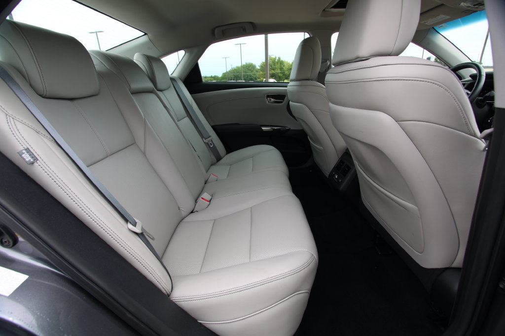 Used 2018 Toyota Avalon Limited w/ All Weather Liner Package FWD image 9