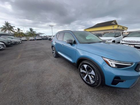 Used 2024 Volvo XC40 B5 Core AWD/4WD image 3