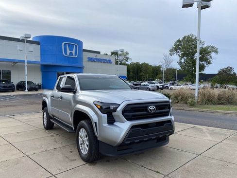 Used 2025 Toyota Tacoma SR image 2