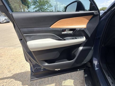 Used 2025 Toyota Grand Highlander AWD image 30