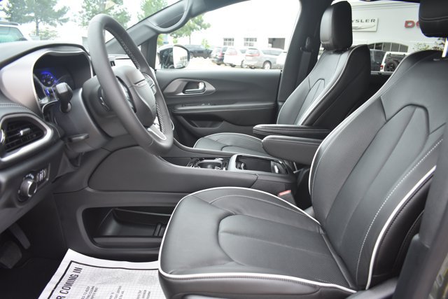 New 2027 Chrysler Pacifica Limited AWD/4WD image 15